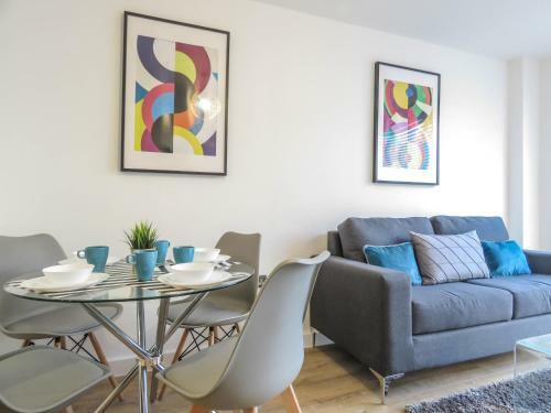 Tudors Esuites Canal Side Apartment 3 Beds