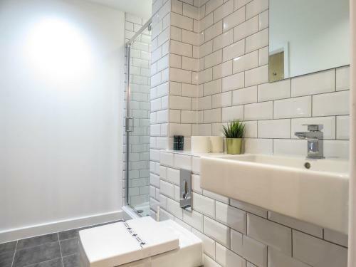 Tudors Esuites Canal Side Apartment 3 Beds