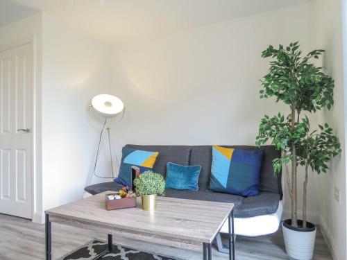 Tudors Esuites 7 Single Beds Driveway & Garden