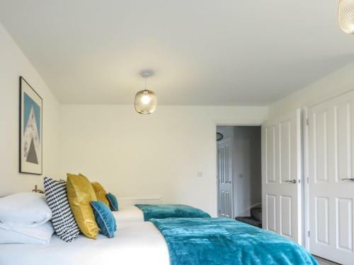 Tudors Esuites 7 Single Beds Driveway & Garden