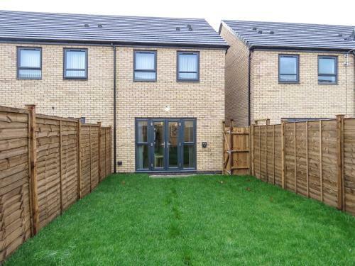 Tudors Esuites 7 Single Beds Driveway & Garden