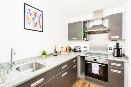 Haus Spacious Parkside Balcony Apartment, Wifi, Smart Tv