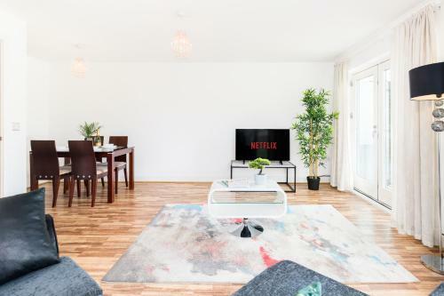 Haus Spacious Parkside Balcony Apartment, Wifi, Smart Tv