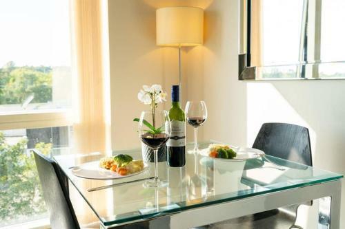 Apartment Stay With Avril