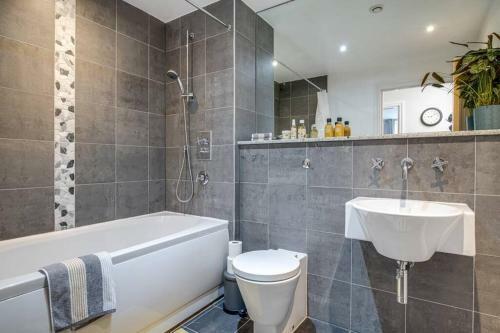 Luxury 2bed Spacious Apartment- City Centre- Free Parking