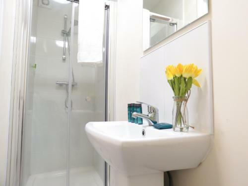 Tudors E Suites 4 Bedroom House With Garden