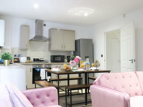Tudors E Suites 4 Bedroom House With Garden