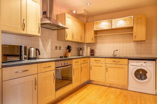Pass The Keys Spacious & Cosy Central 1 Bed Apartment Parking