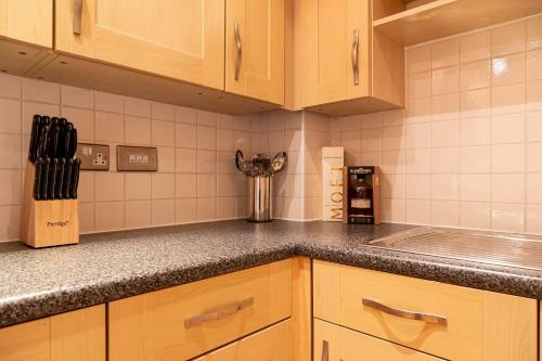 Pass The Keys Spacious & Cosy Central 1 Bed Apartment Parking