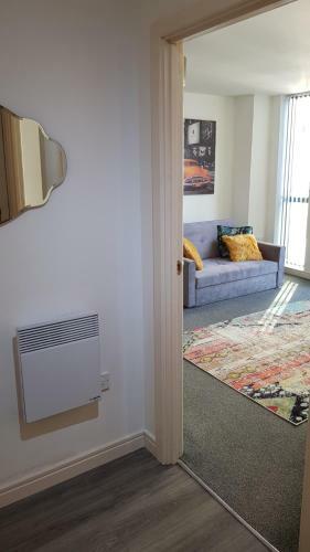 Modern City Centre 1 Bed Apartment With Gym Access By Lets Relocations