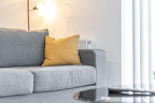 Cosy-abstract Top Floor Apartment - City Centre ?