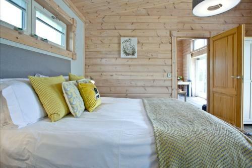 Broadpath, Great Field Lodges