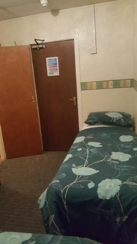 Hostal The Halifax Hotel