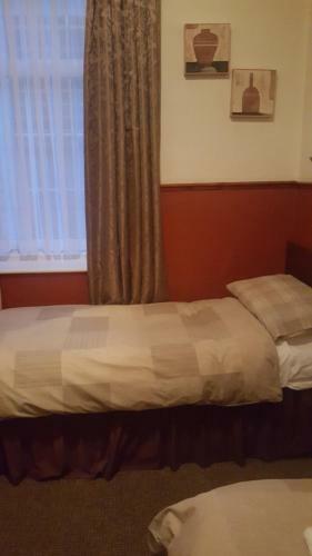Hostal The Halifax Hotel