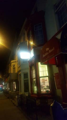 Hostal The Halifax Hotel