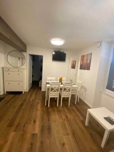 Jolly -center Bright Apartment At Tartini Square