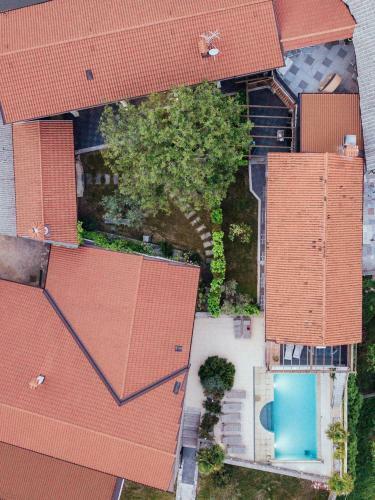 Apartment Versus Hermes Art