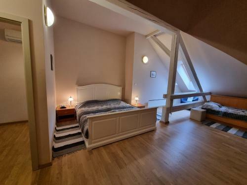 Apartma Vrtnica, Vila Golf