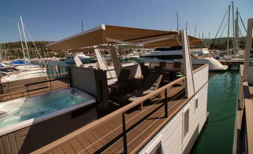 Marina Luxury Houseboat Lavender