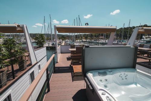Marina Luxury Houseboat Lavender