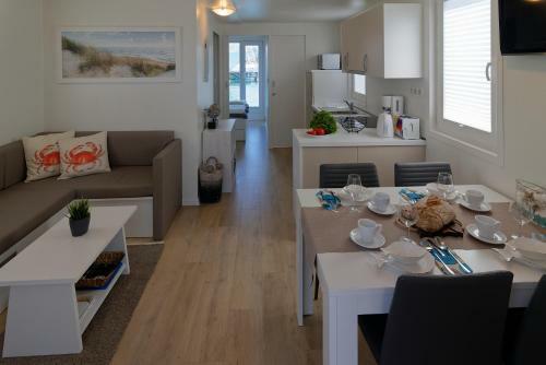 Floating House Marina Royal