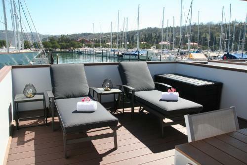 Floating House Marina Royal