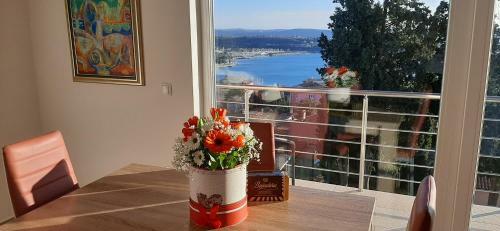 Red Rose Apartment