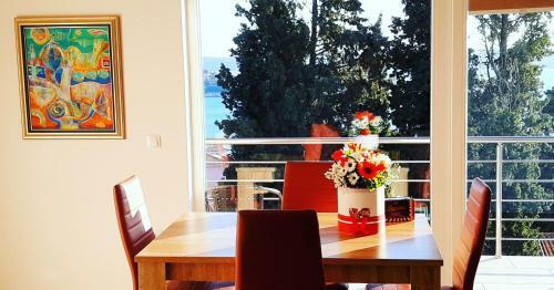 Red Rose Apartment