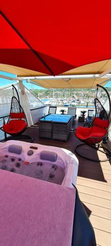 Floating Sea House Miraboat
