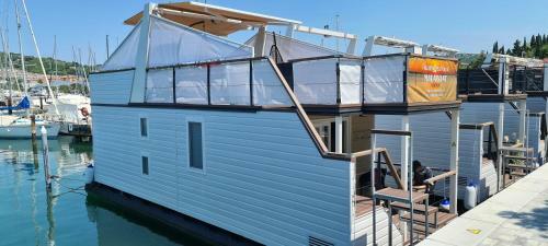 Floating Sea House Miraboat