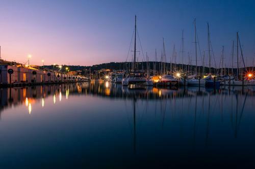 Floating Seahouse Ocean Beauty 1