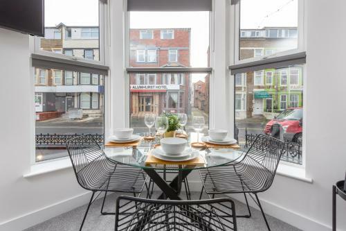 Charles Alexander Short Stay - Charnley House Apartments