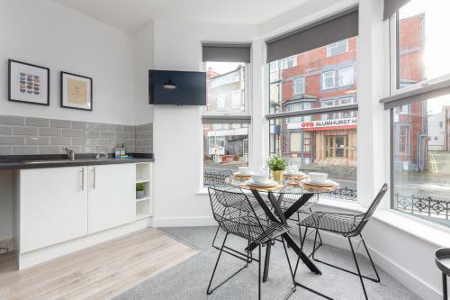 Charles Alexander Short Stay - Charnley House Apartments