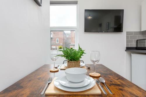 Charles Alexander Short Stay - Charnley House Apartments