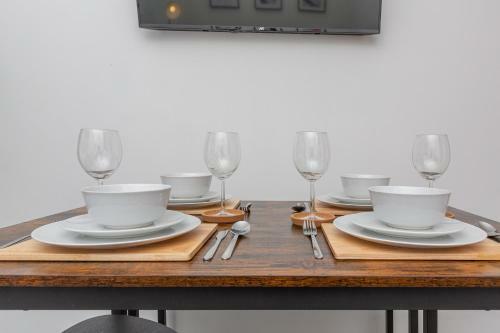 Charles Alexander Short Stay - Charnley House Apartments