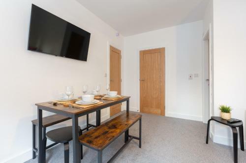 Charles Alexander Short Stay - Charnley House Apartments