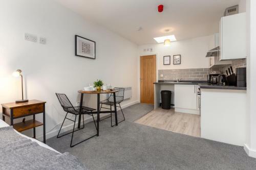 Charles Alexander Short Stay - Charnley House Apartments