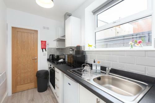 Charles Alexander Short Stay - Charnley House Apartments