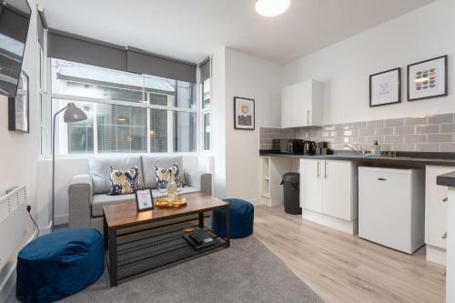 Charles Alexander Short Stay - Charnley House Apartments