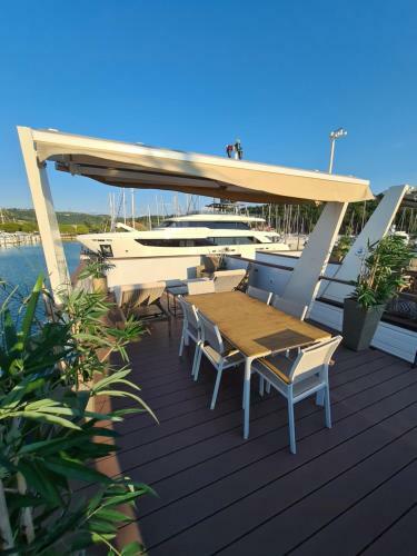 Marina Seahouse Brina