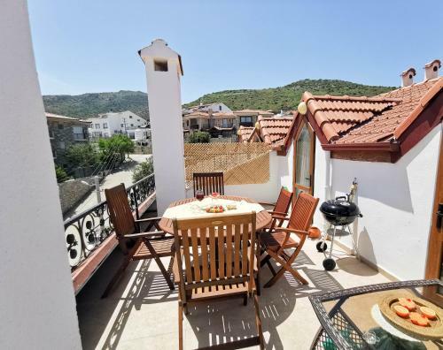 4+1 Spacious Apartment With Sea View. 5 Minutes From The Beach