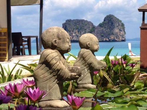 Hotel Thanya Beach Resort