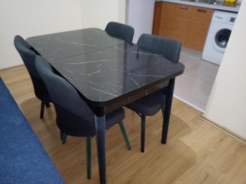 Entire Apartment. Just 2 Minutes From The Metro.