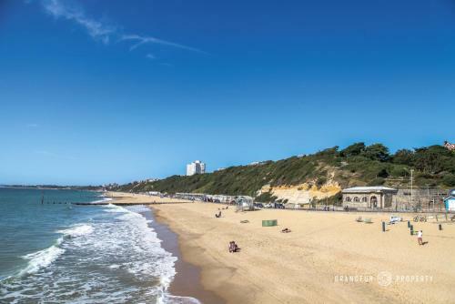 A Romantic Apartment, Balcony & Parking, Close To Beach