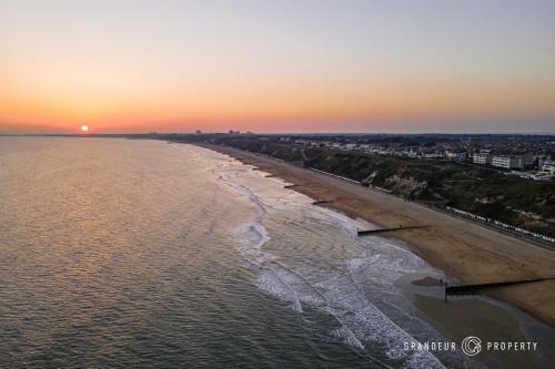 A Romantic Apartment, Balcony & Parking, Close To Beach