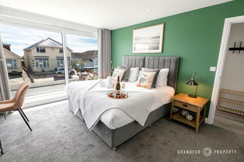 A Romantic Apartment, Balcony & Parking, Close To Beach