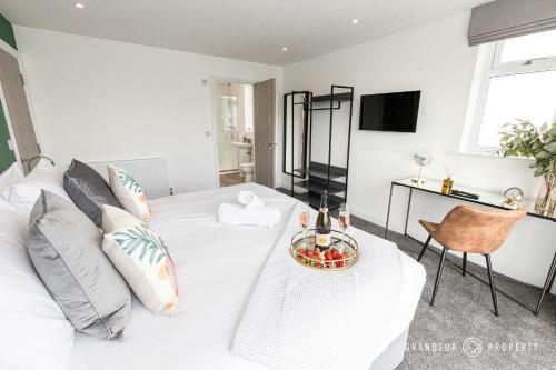 A Romantic Apartment, Balcony & Parking, Close To Beach