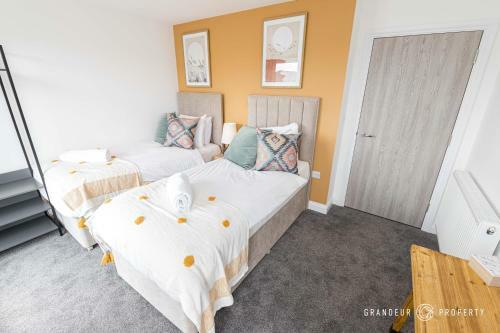 A Romantic Apartment, Balcony & Parking, Close To Beach
