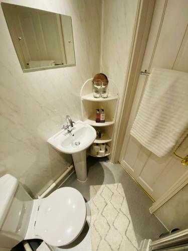 Midhurst - 4 Bedroom Townhouse, Close To Harbour And Beaches
