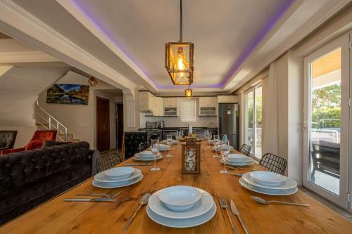 �zel Havuzlu Villa